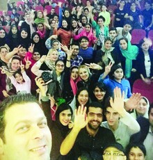 حضور بازغی در نمایش مردمی «من و شارمین» در لاهیجان