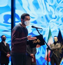 اهدای دیپلم افتخار بهترین کارگردانی فیلم اول به حسین دارابی برای فیلم «مصلحت» 