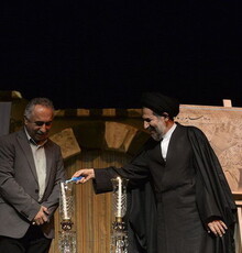 امام جمعه موقت تهران چراغ یک تئاتر را روشن کرد