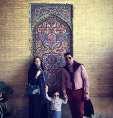 عکس | آزاده نامداری به همراه همسر و دخترش در شیراز