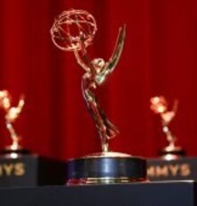 «تاج» و «گامبی وزیر» برنده ۱۱ جایزه امی شدند / جوایز بازیگری برای کیت وینسلت، جین اسمارت و جیسون سودیکیس