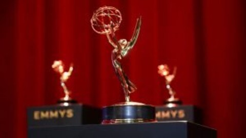 «تاج» و «گامبی وزیر» برنده ۱۱ جایزه امی شدند / جوایز بازیگری برای کیت وینسلت، جین اسمارت و جیسون سودیکیس