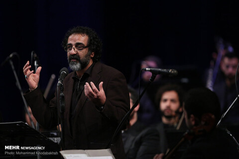 حسام‌الدین سراج با ارکستر ملی ایران از عاشورا خواند