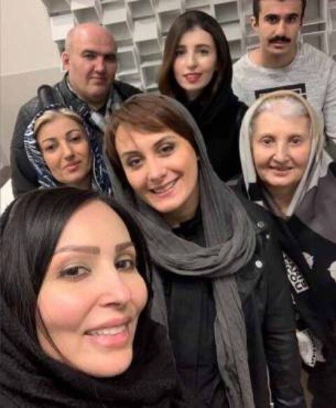 پرستو صالحی در کنار خانواده اش /عکس