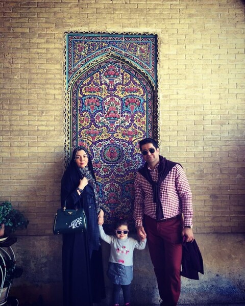 عکس | آزاده نامداری به همراه همسر و دخترش در شیراز