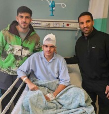 عیادت مسعود ریگی و محمد خدابنده لو از هوادار آسیب دیده پرسپولیس