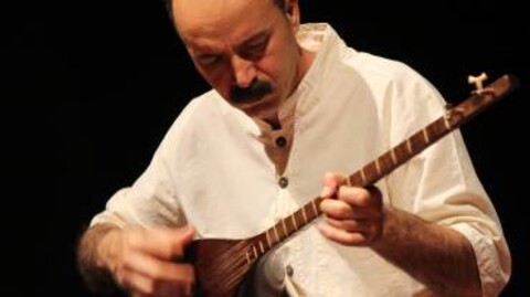 گفتگو با «حیدر کاکی»: موسیقی تنبور آدم را به گذشته می‌برد