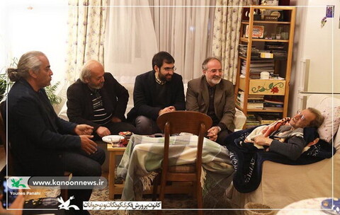 عیادت هنرمندان تئاتر و مسئولان کانون از حسین محب‌اهری
