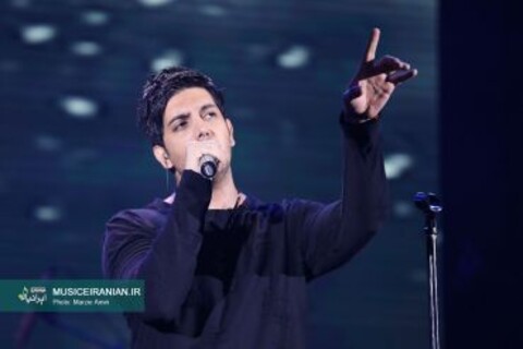 بخشی از عواید اجراهای فرزاد فرزین در کانادا به زلزله‌زدگان کرمانشاه اختصاص یافت