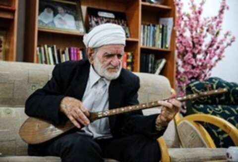  دوتار‌نوازی که صدها مدرسه در ایران ساخته است | عکس