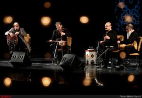 بهداد بابایی، اردشیر کامکار و فخرالدین غفاری به اجرای برنامه می‌پردازند