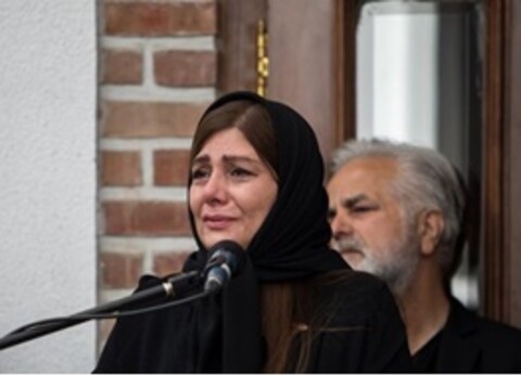 عکس | اشک‌های هنگامه قاضیانی در مراسم تشییع پیکر یدالله صمدی